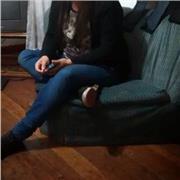 Profesora de dibujo, ayuda a niños a desarrollar su creatividad